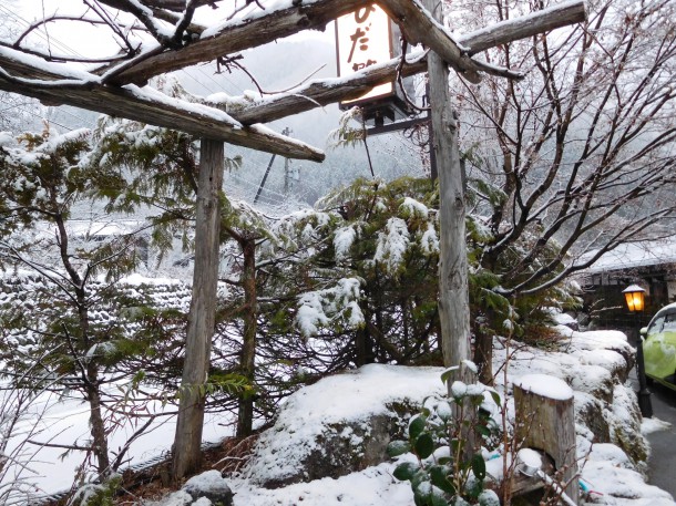 【ひだ路冬だより】雨から雪へ…深まる奥飛騨の冬景色