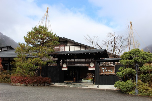 【冬の風物詩】「雪吊（ゆきつり）」