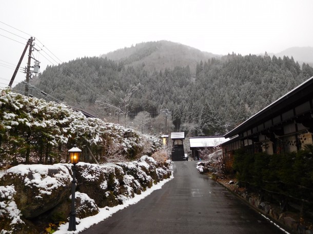 【ひだ路冬だより】今冬、初積雪です。