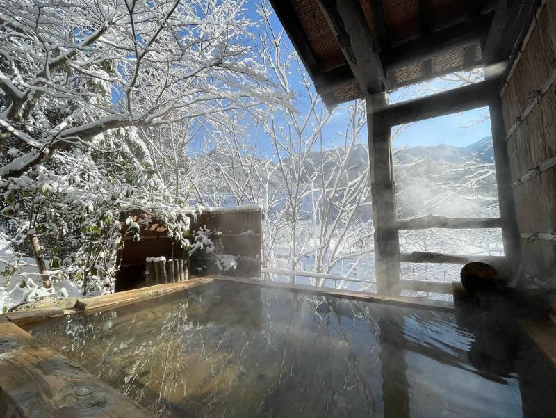 日差しきらめく雪景色