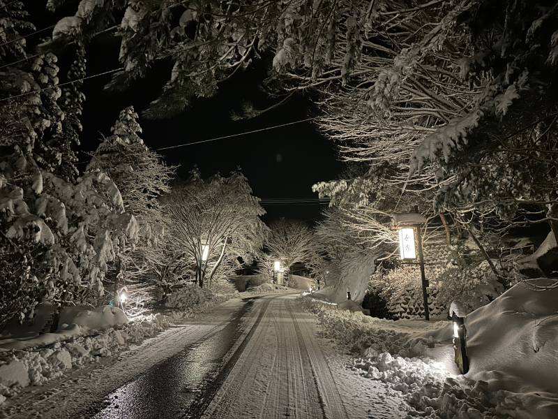 雪景色の温泉街