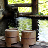 川沿いの離れの湯。