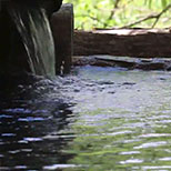 川沿いの離れの湯。